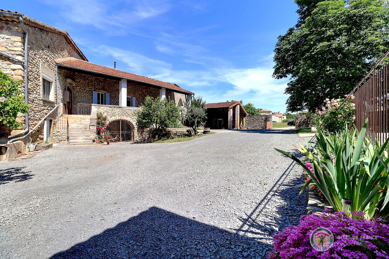 Grande cour Gîte avec Piscine à Vogüé - Ardèche