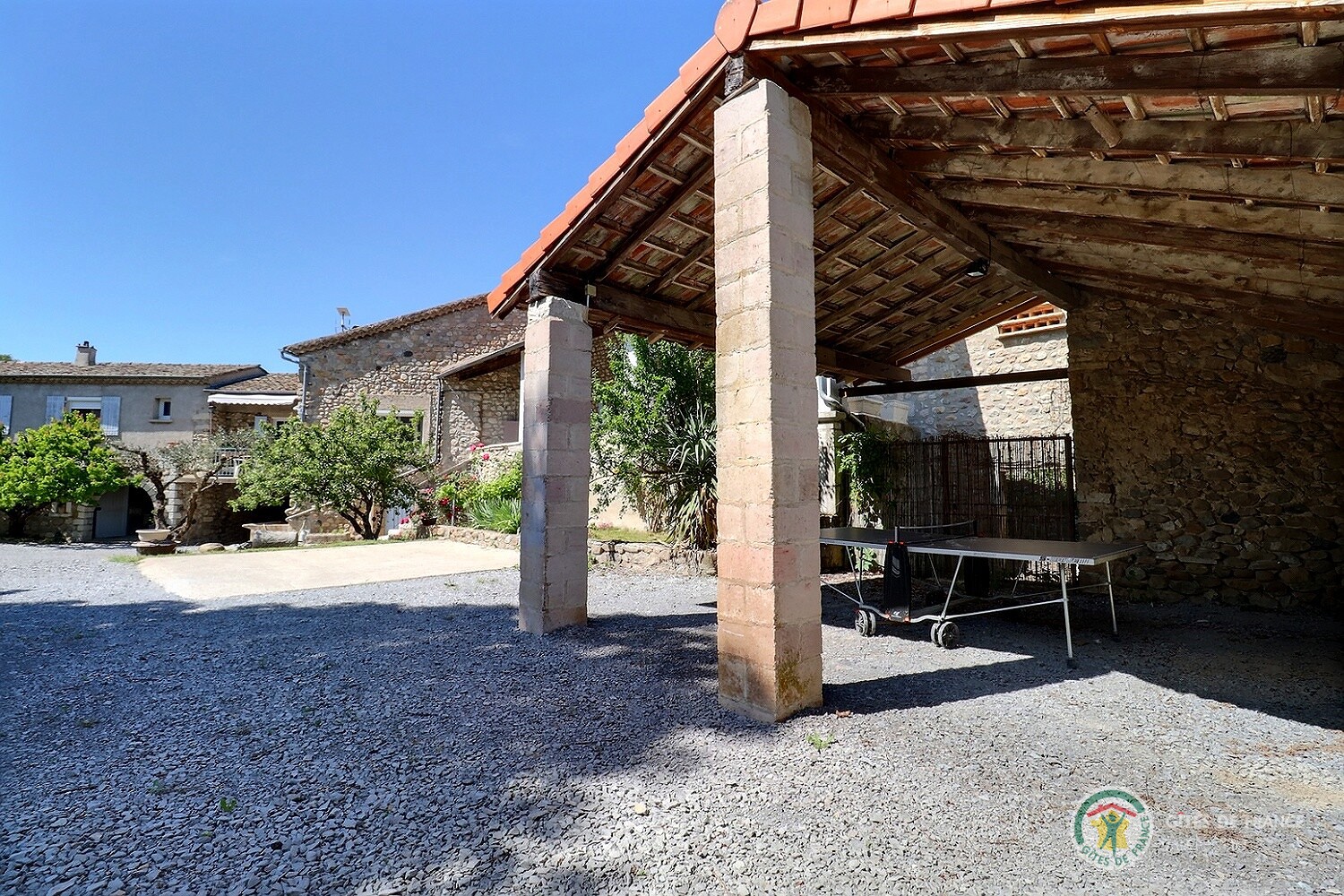 Porche avec table de ping-pong Gîte avec Piscine à Vogüé - Ardèche