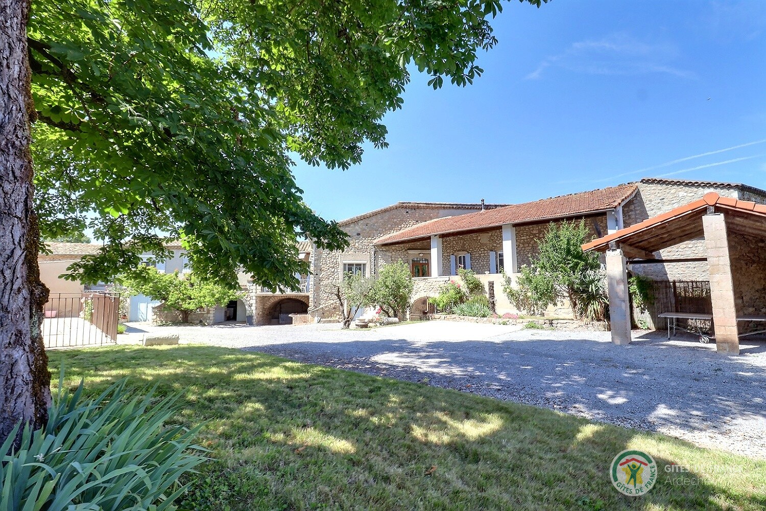 Grande cour Gîte avec Piscine à Vogüé - Ardèche