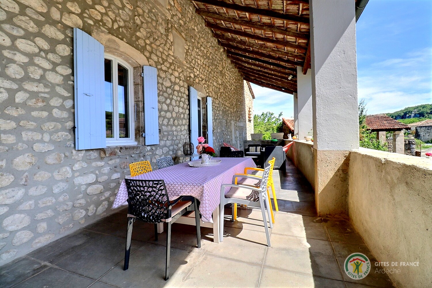 Grande terrasse couverte avec salon de jardin Gîte avec Piscine à Vogüé - Ardèche