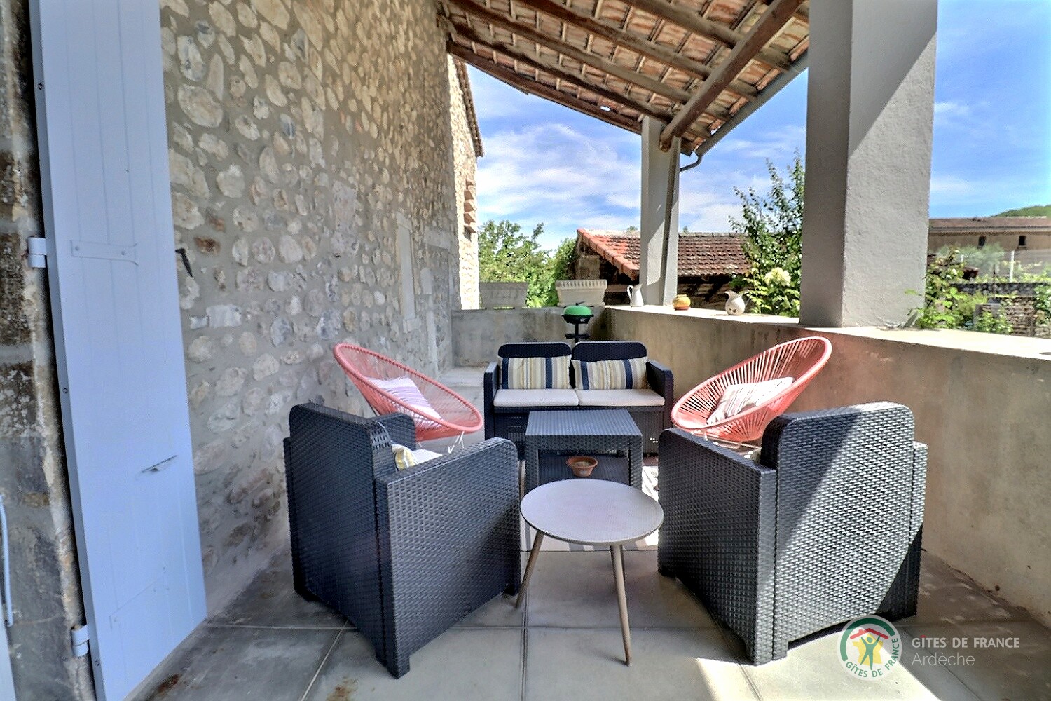 Grande terrasse couverte avec salon de jardin Gîte avec Piscine à Vogüé - Ardèche
